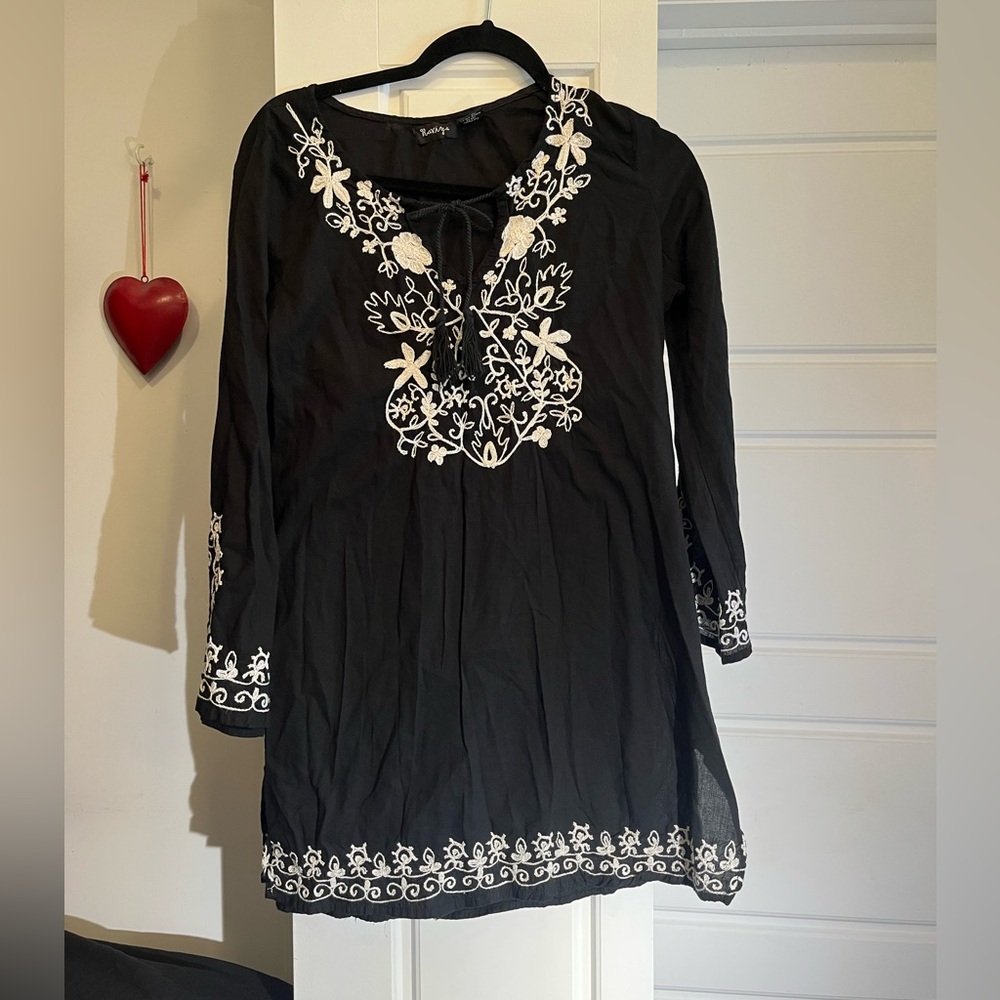 Raviya Black and White Embroidered Tunic Top US M